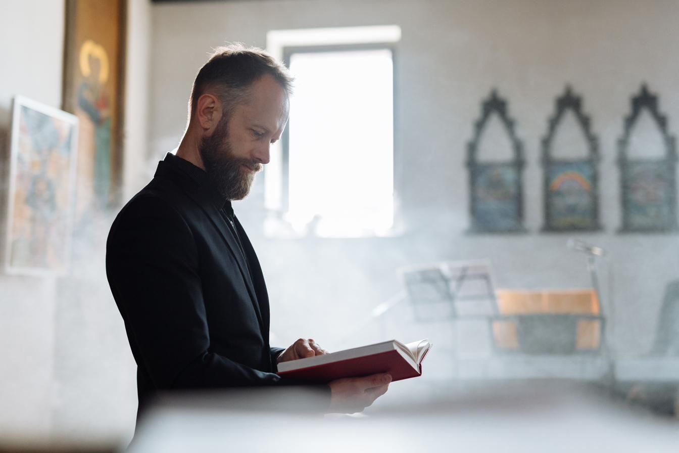 Pastor czytający Biblię