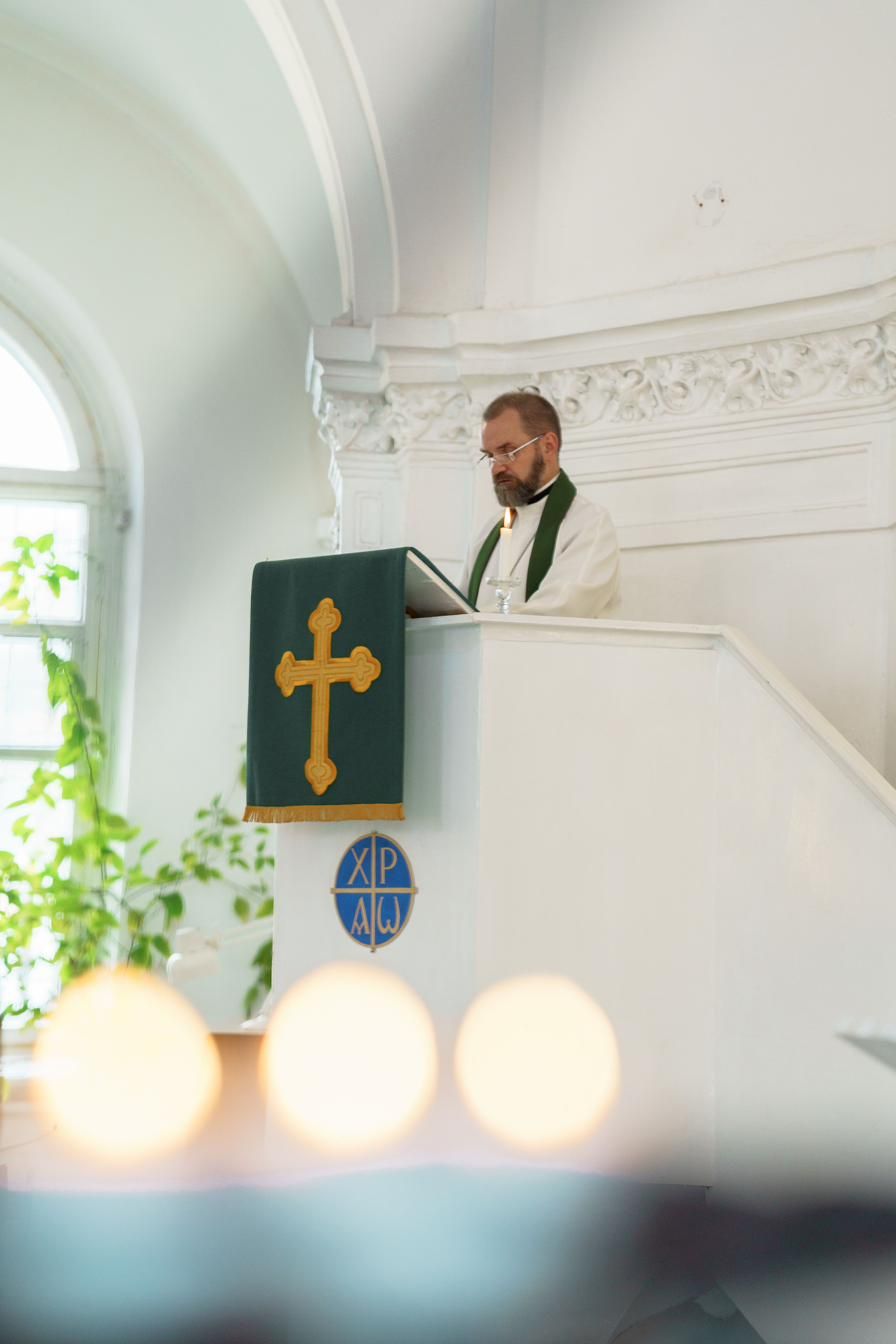 Pastor przy ambonie w jasnym kościele