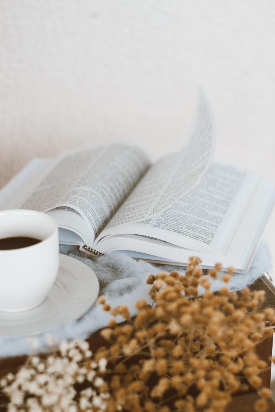 Otwarta Biblia i filiżanka kawy